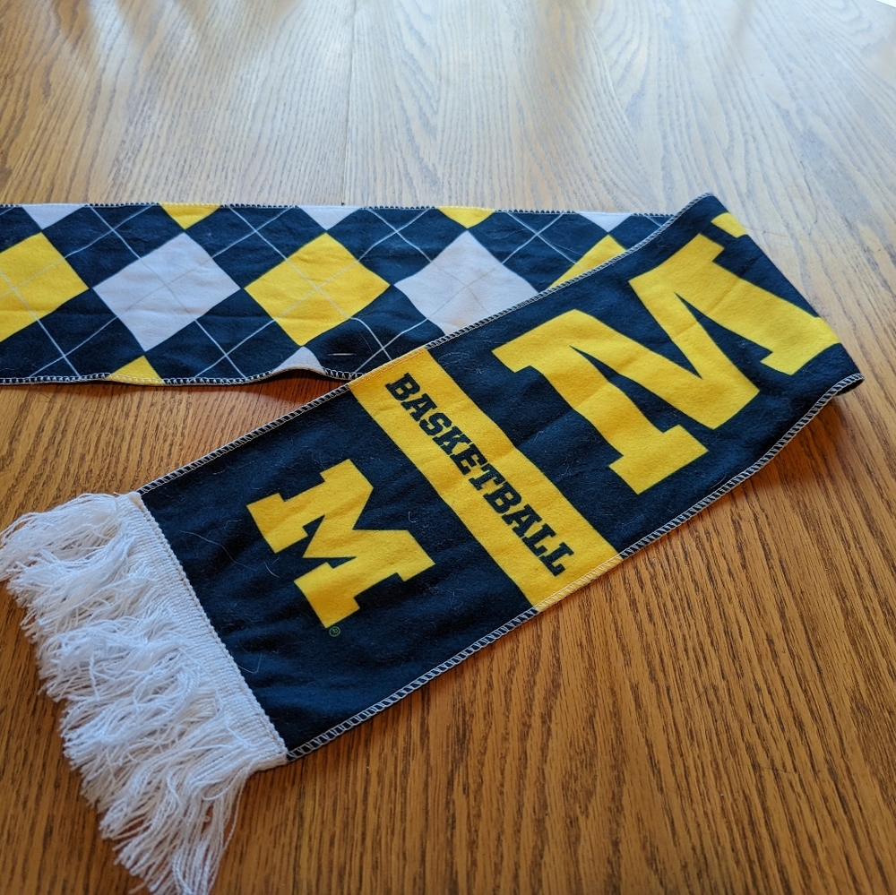 Michigan Basketball 🏀 scarf 🧣 - Picture 4 of 5